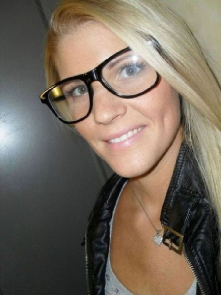 Blondine mit Brille